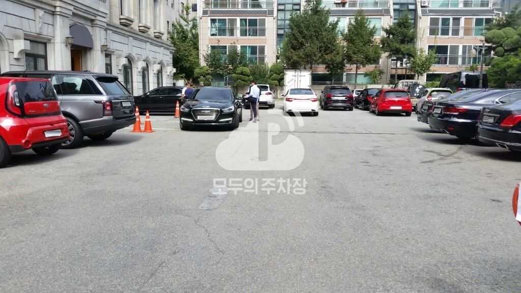 빌딩 주차장 이미지 2