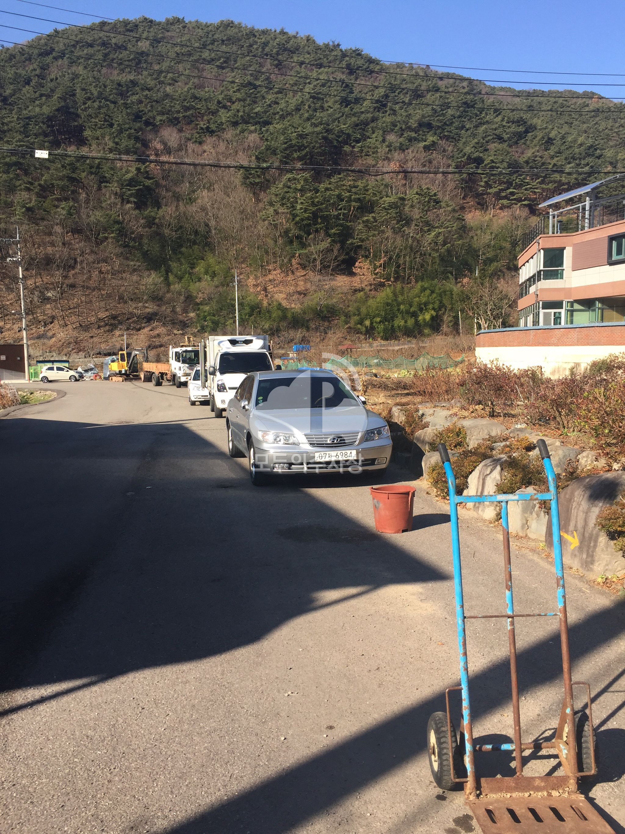 용연동 용연마을진입로 노상 공영 주차장 이미지 1
