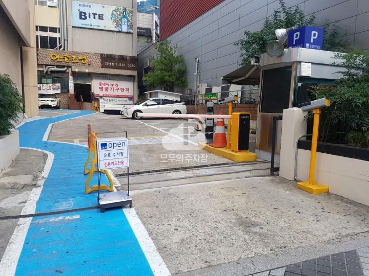 흥국생명빌딩 주차장 이미지 2