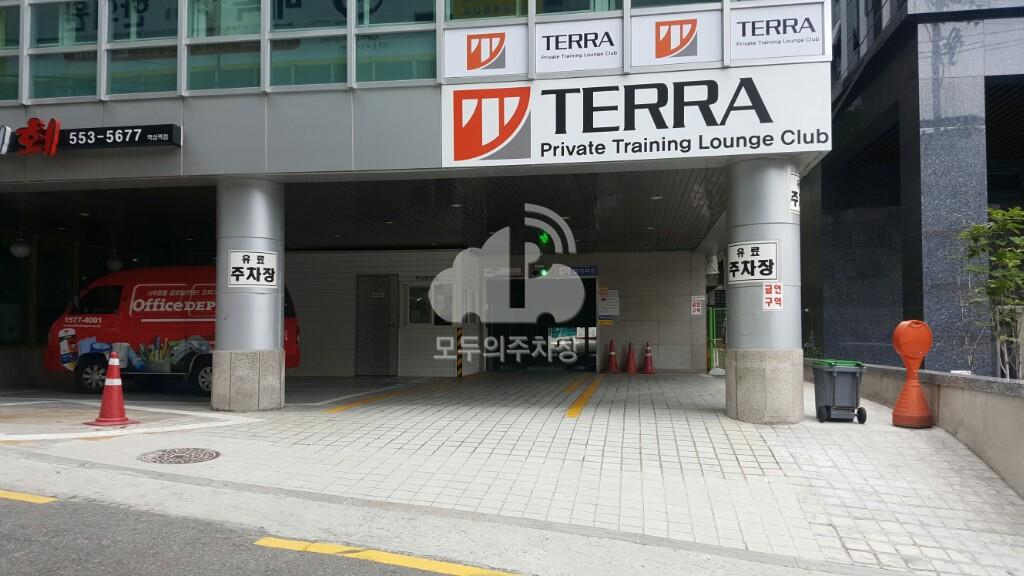 창성재단빌딩 주차장 이미지 1