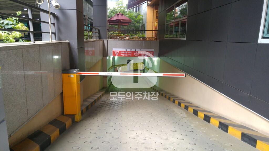 시사빌딩 주차장 이미지 2