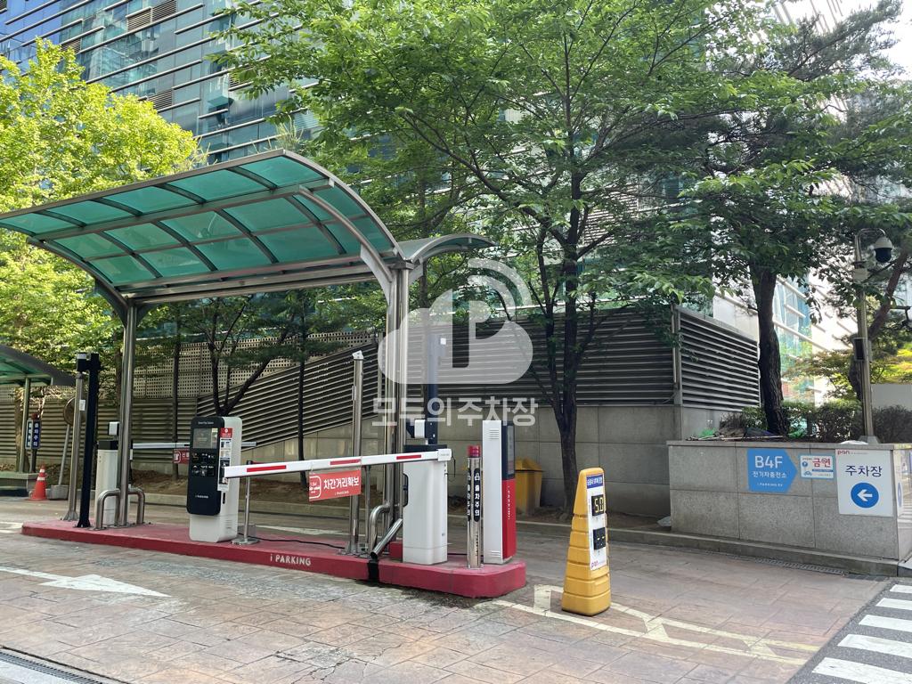 더팬빌딩 주차장 이미지 2