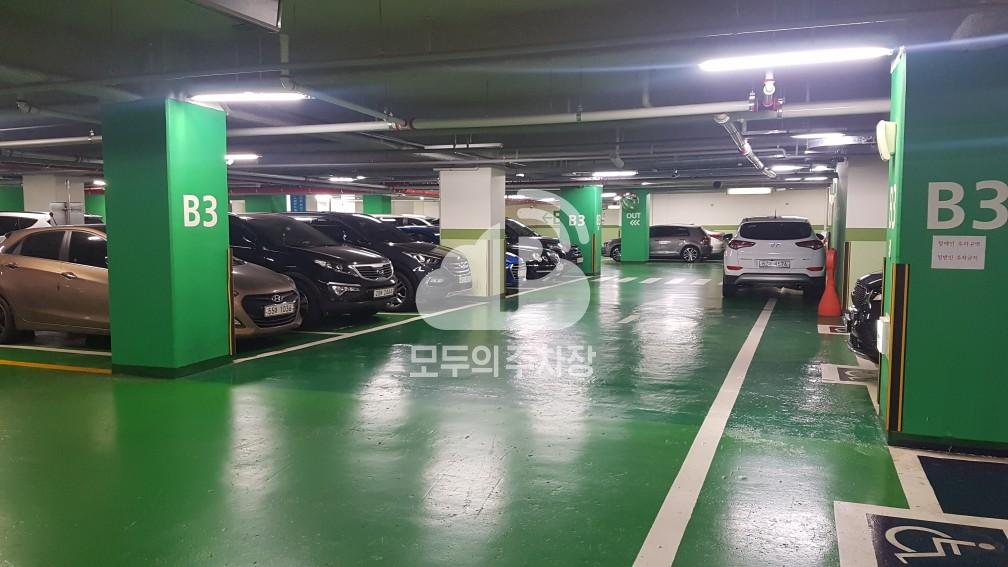 엘크루메트로시티 주차장 이미지 3