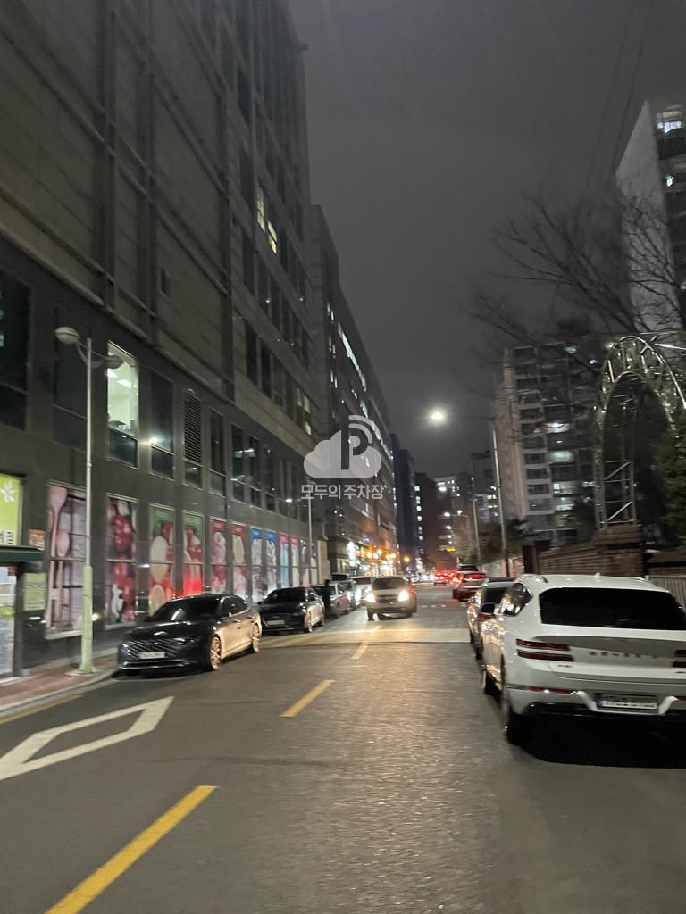 유경데파트 주차장 이미지 1