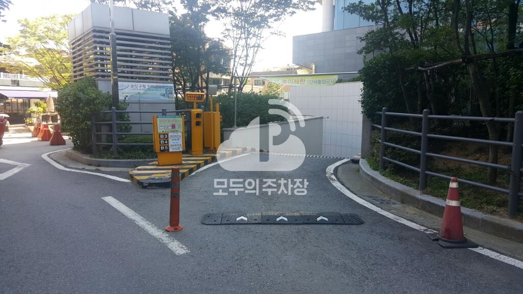 용산구청 청사 주차장 이미지 4