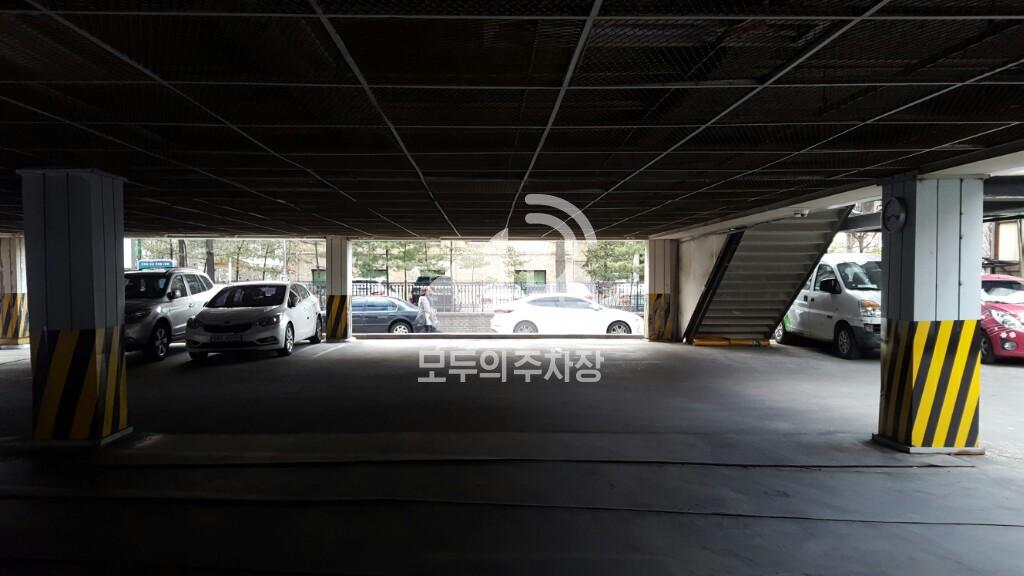 유리빌딩 주차장 이미지 3