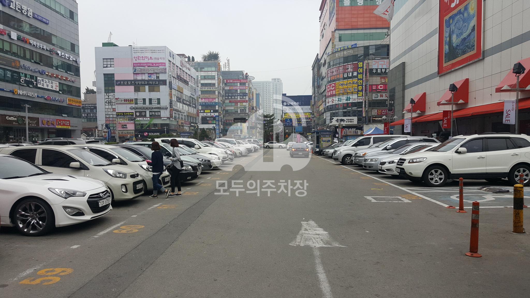 롯데백화점 앞 공영 주차장 이미지 1