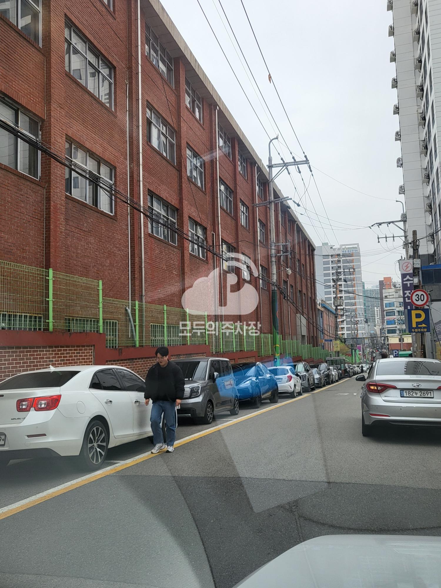 경남공고 뒤 노상 공영 주차장 이미지 1