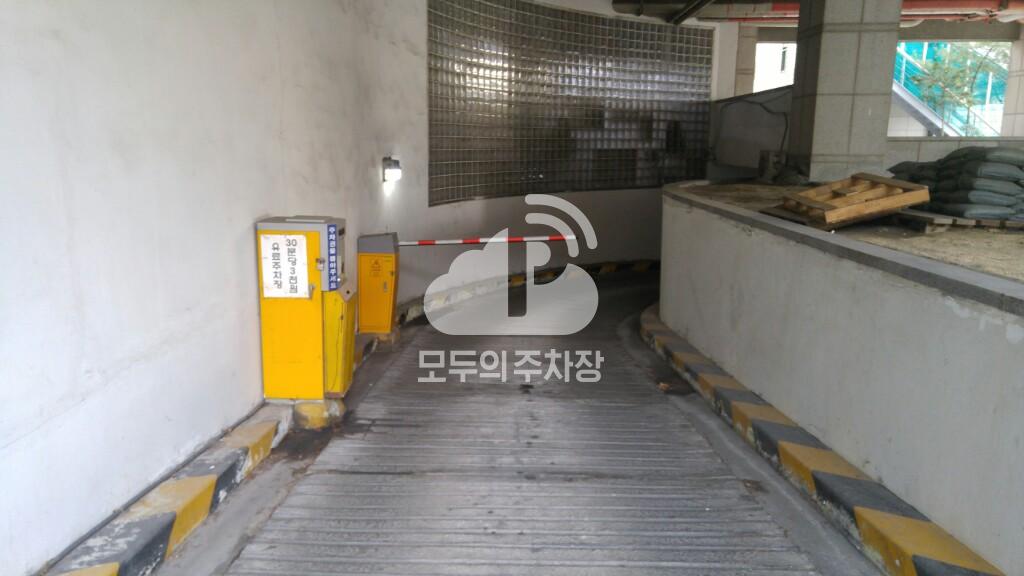 동아타워 주차장 이미지 2