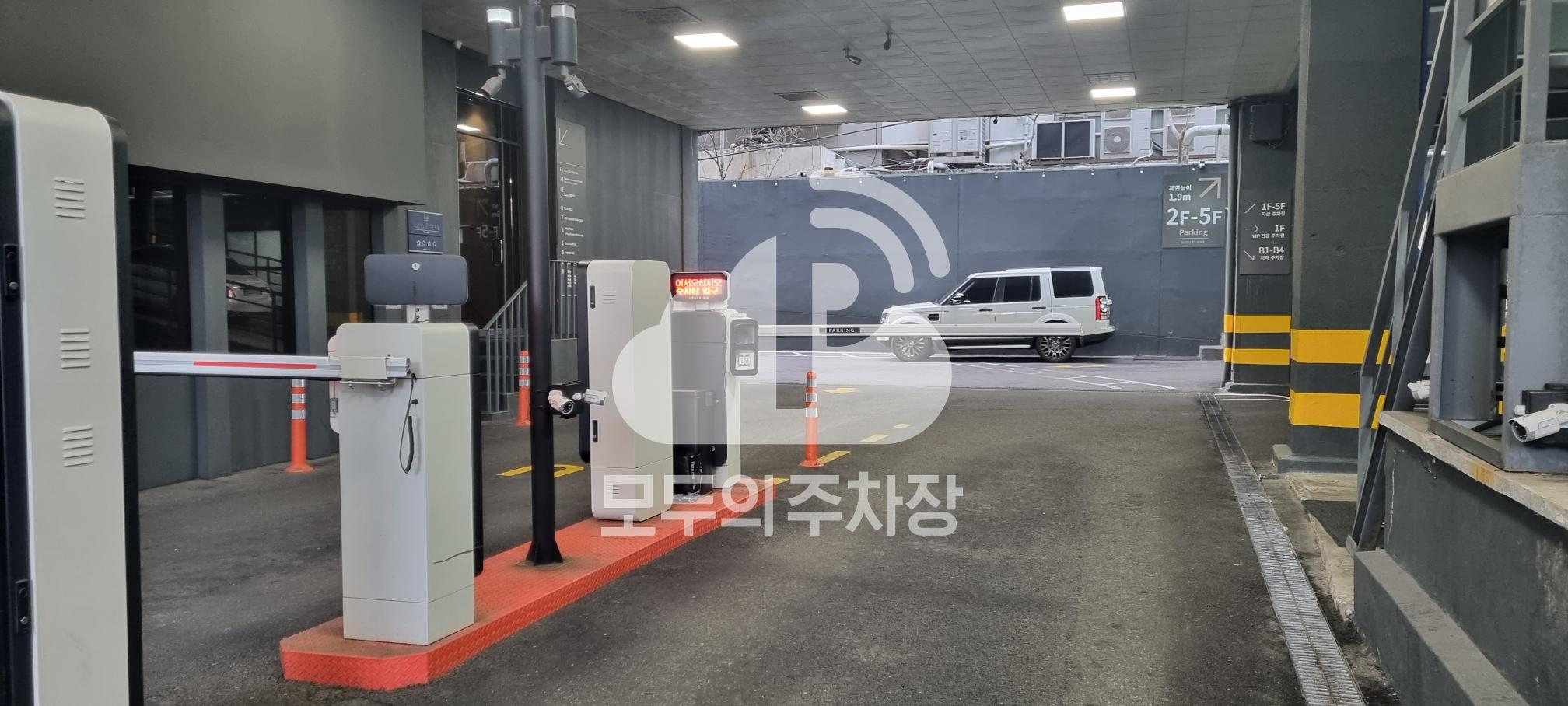 호텔 엘레나 주차장 이미지 3
