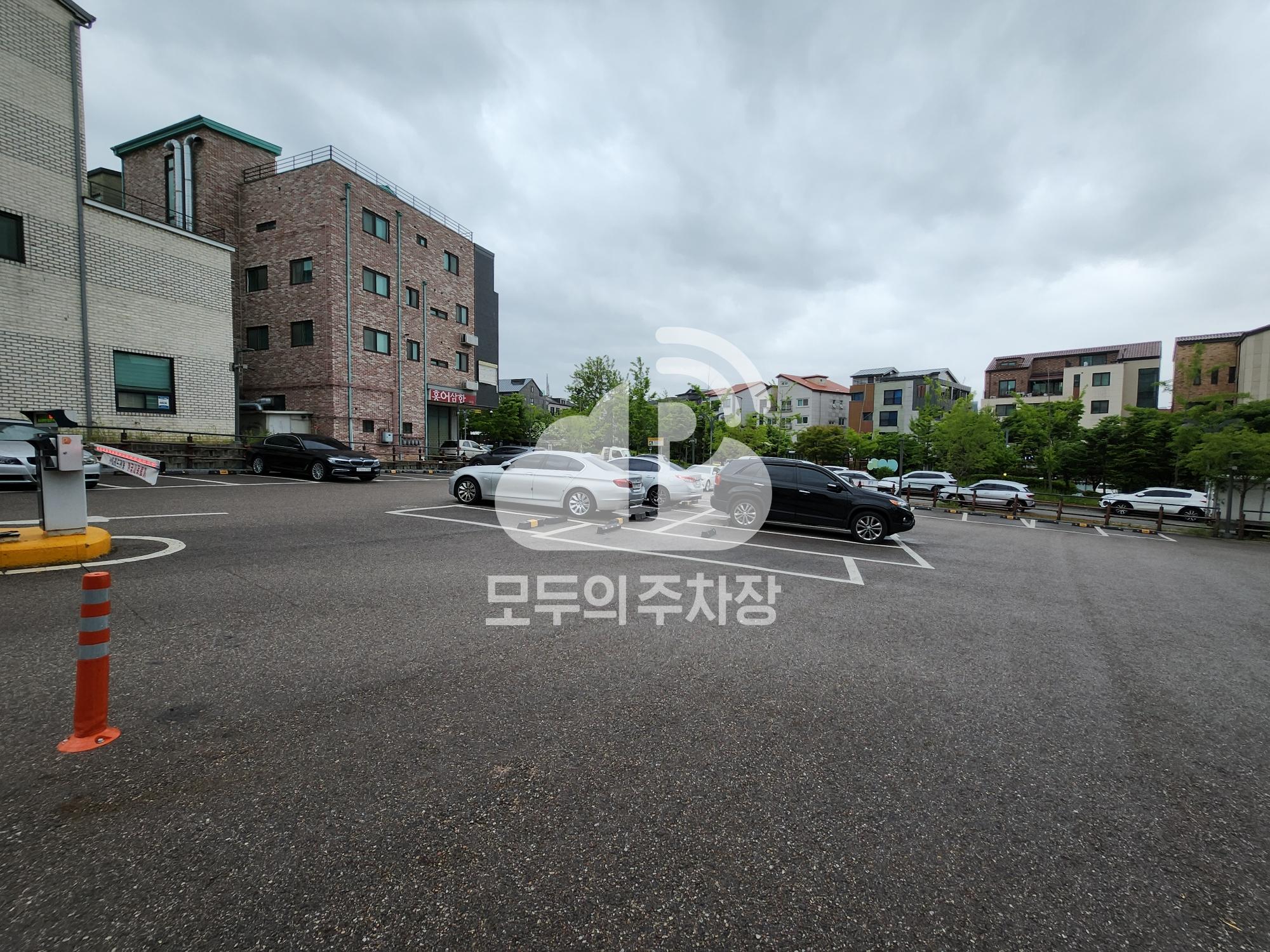 광교 중앙 마을 공영 주차장 이미지 1
