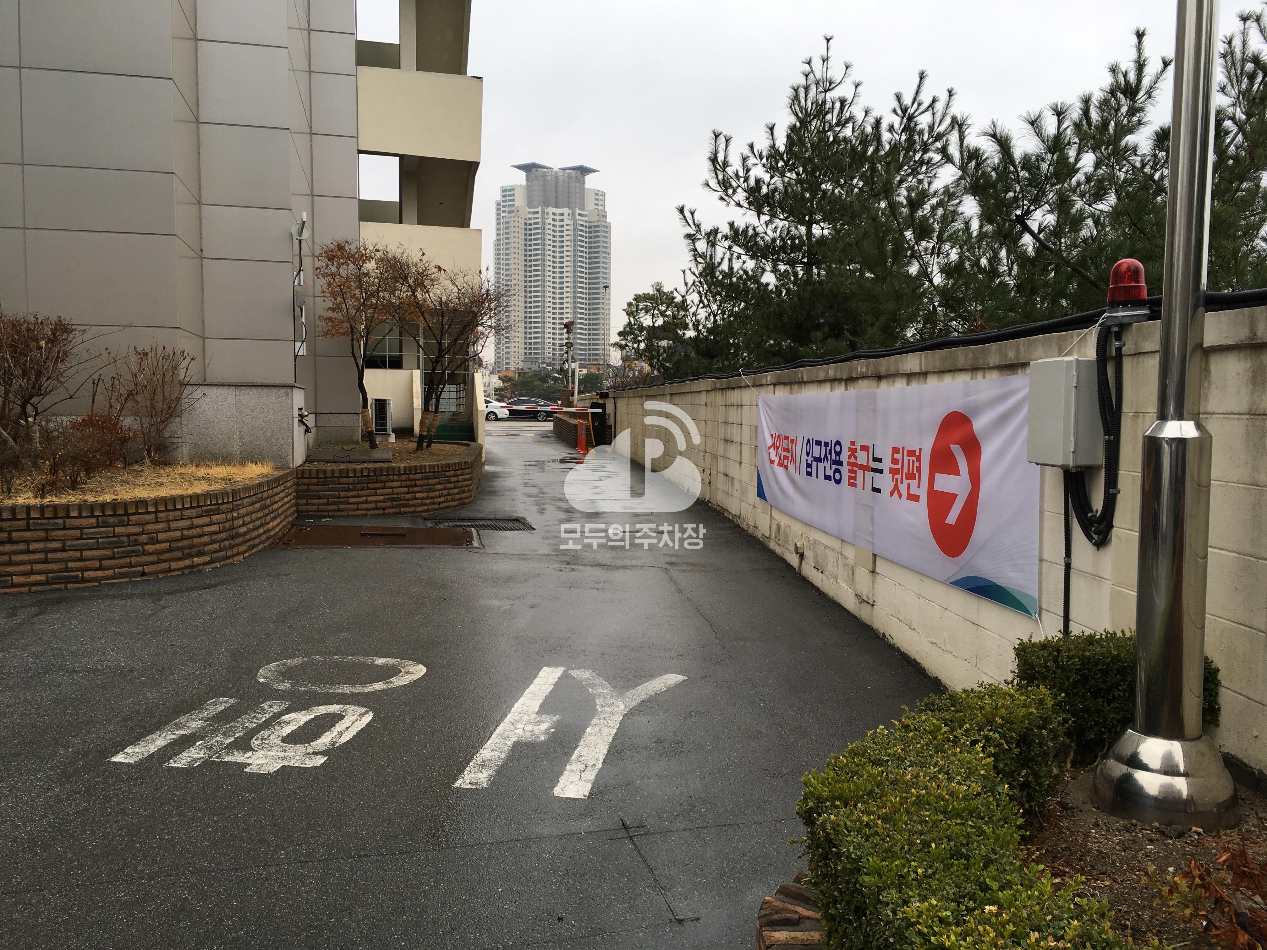 신한은행충북영업본부 주차장 이미지 1