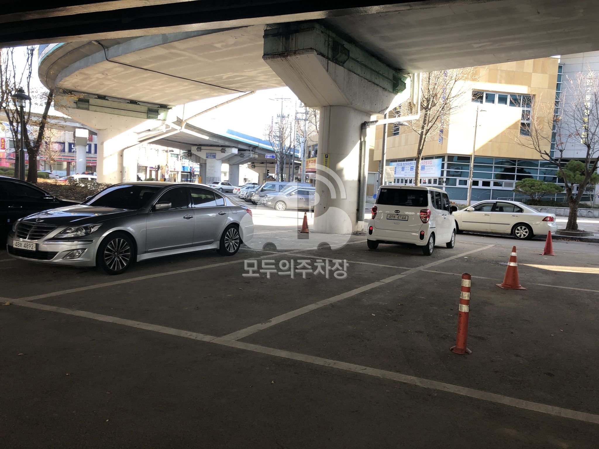 고가 아래 유료 민영 주차장 이미지 3