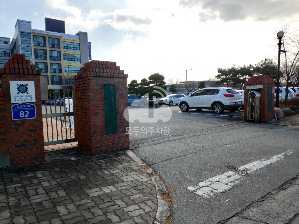 한국 사업인력공단 민영 주차장 이미지 1