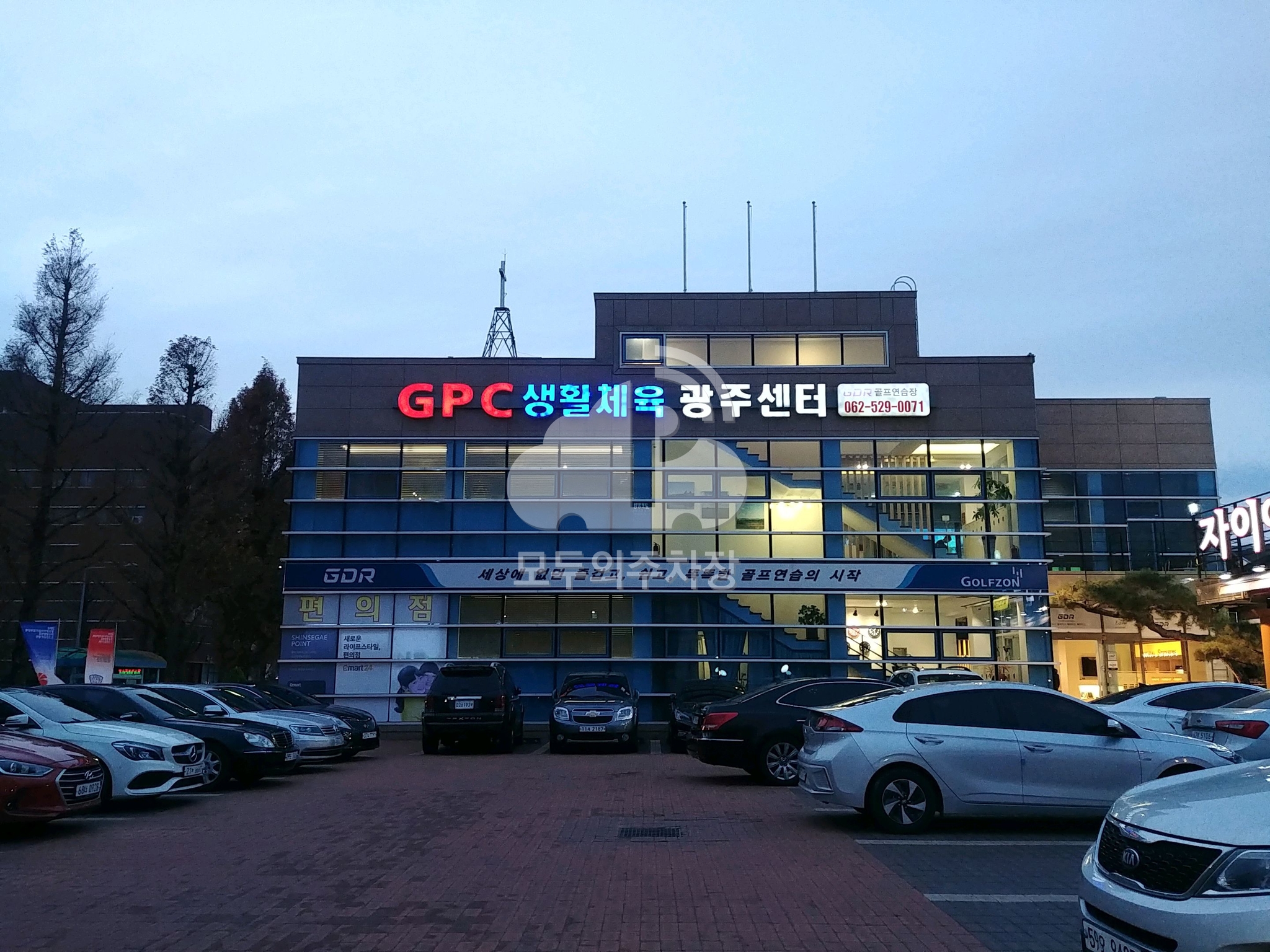 자이언트골프존 주차장 이미지 1