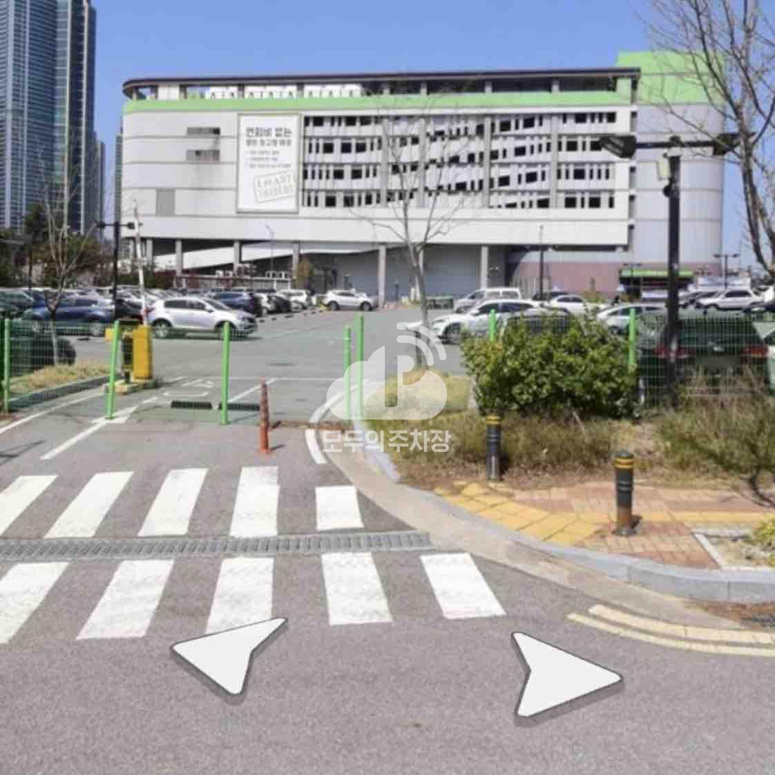케이엠파크 이마트트레이더스천안점 주차장 이미지 1