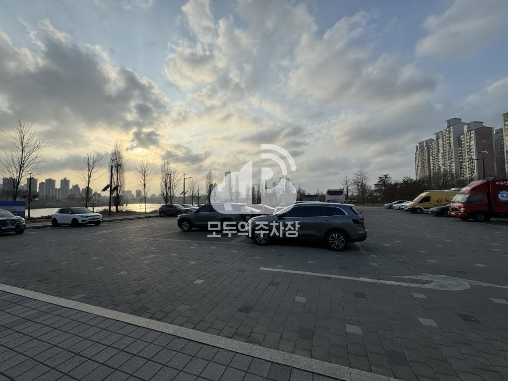 이촌 전망카페 밑 주차장 이미지 2
