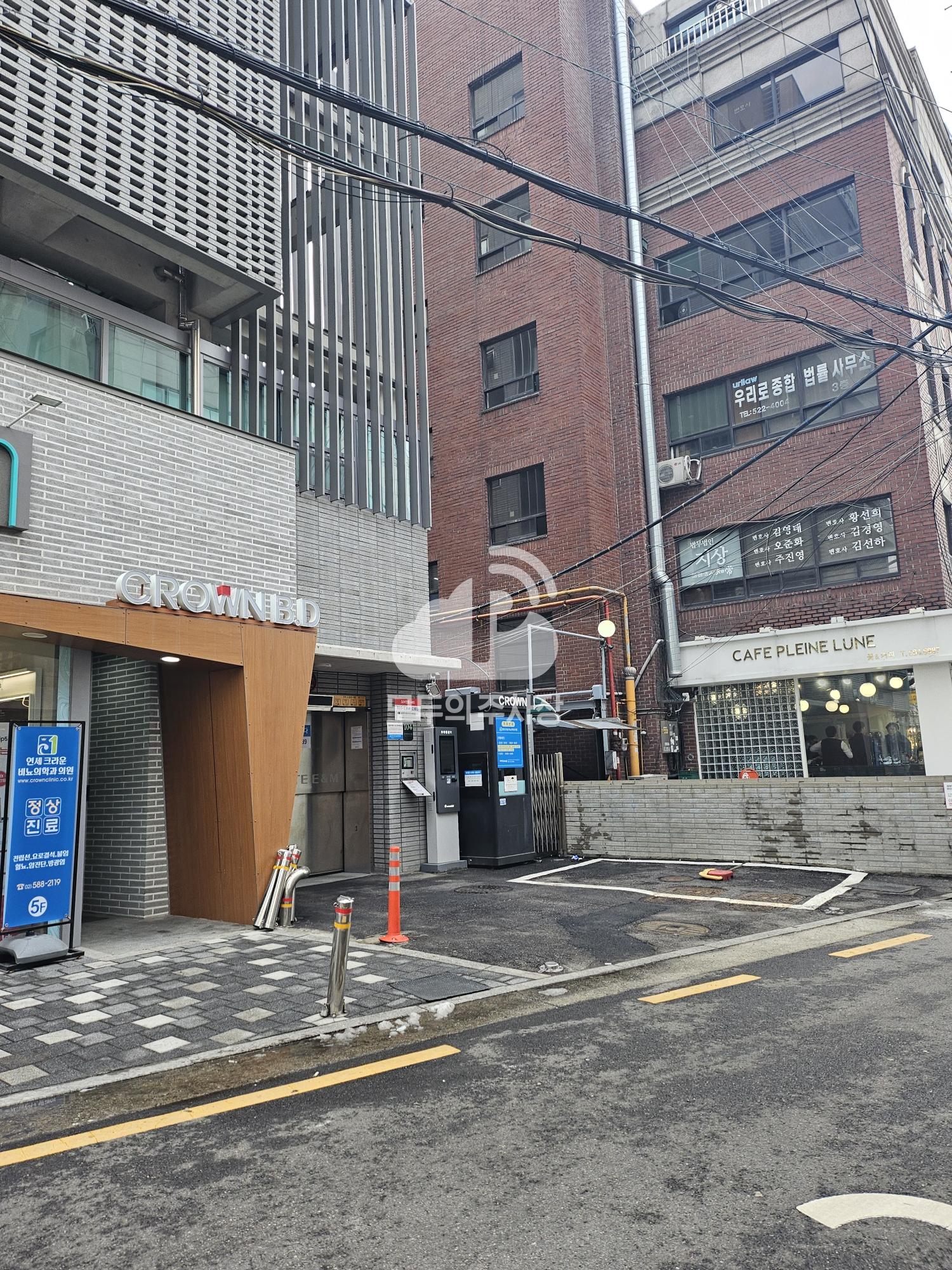 서초 크라운빌딩 주차장 이미지 2