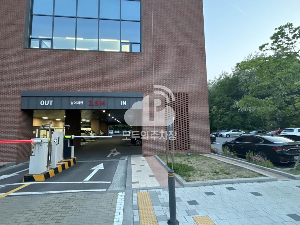 별빛마루 도서관 주차장 이미지 1