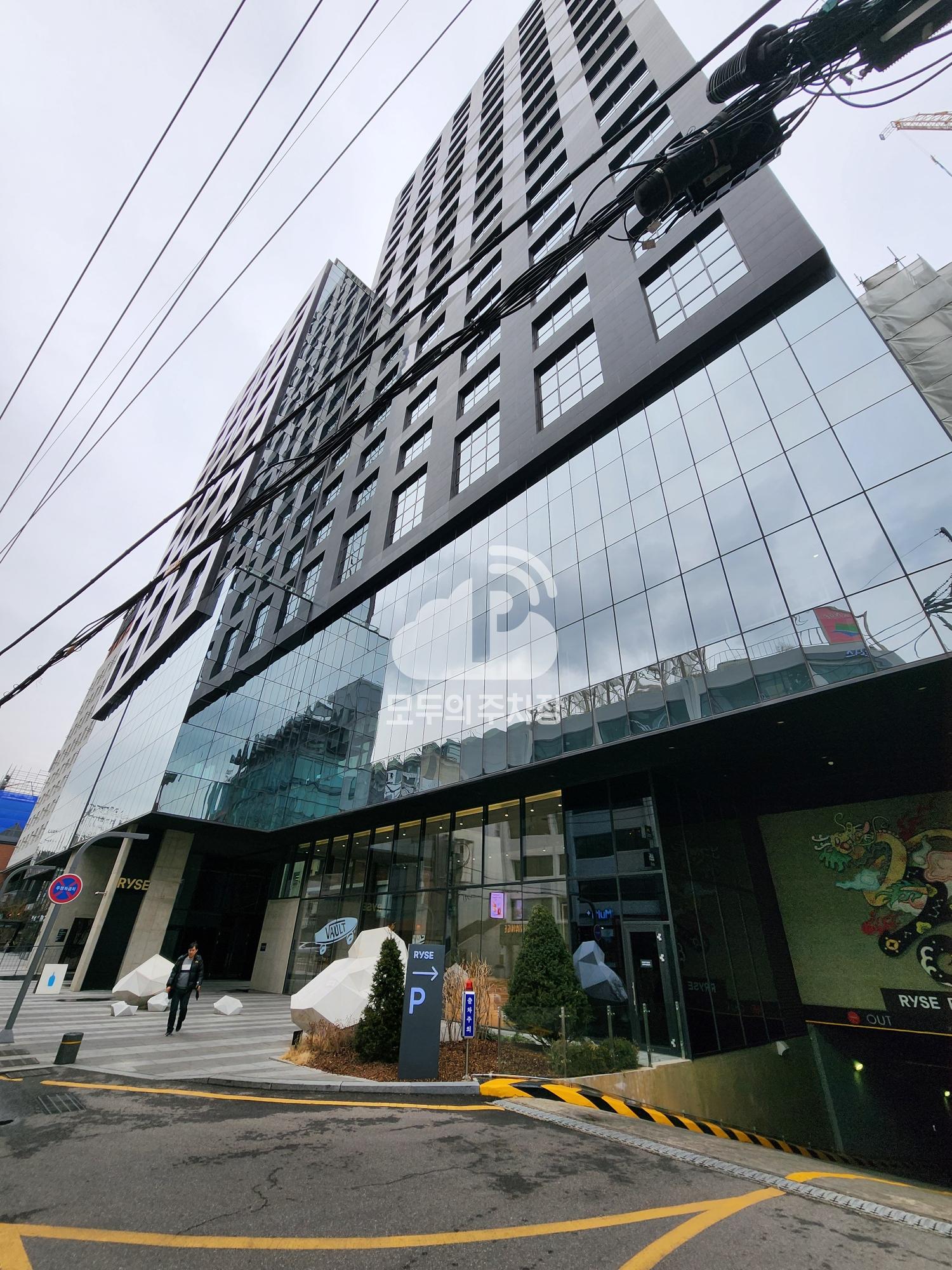 홍대 라이즈호텔 주차장 이미지 1