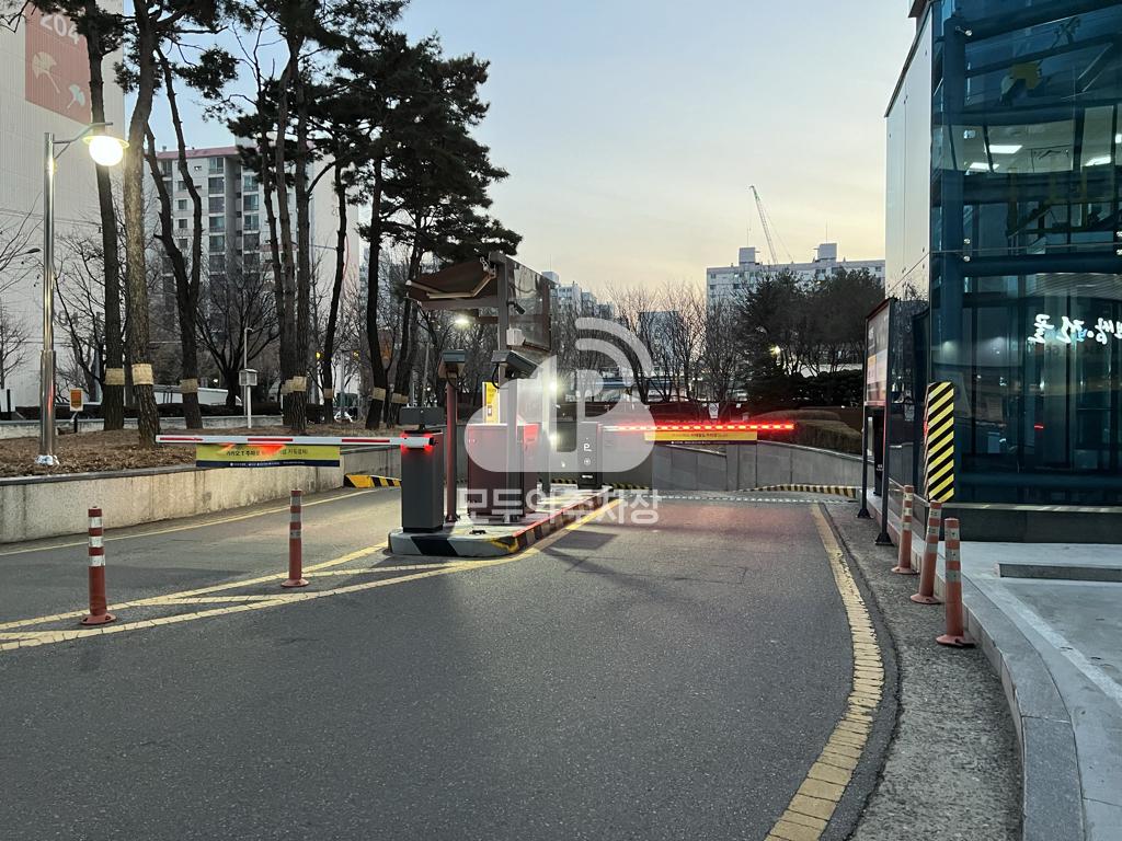 케이엠파크 이레빌딩 주차장 이미지 2