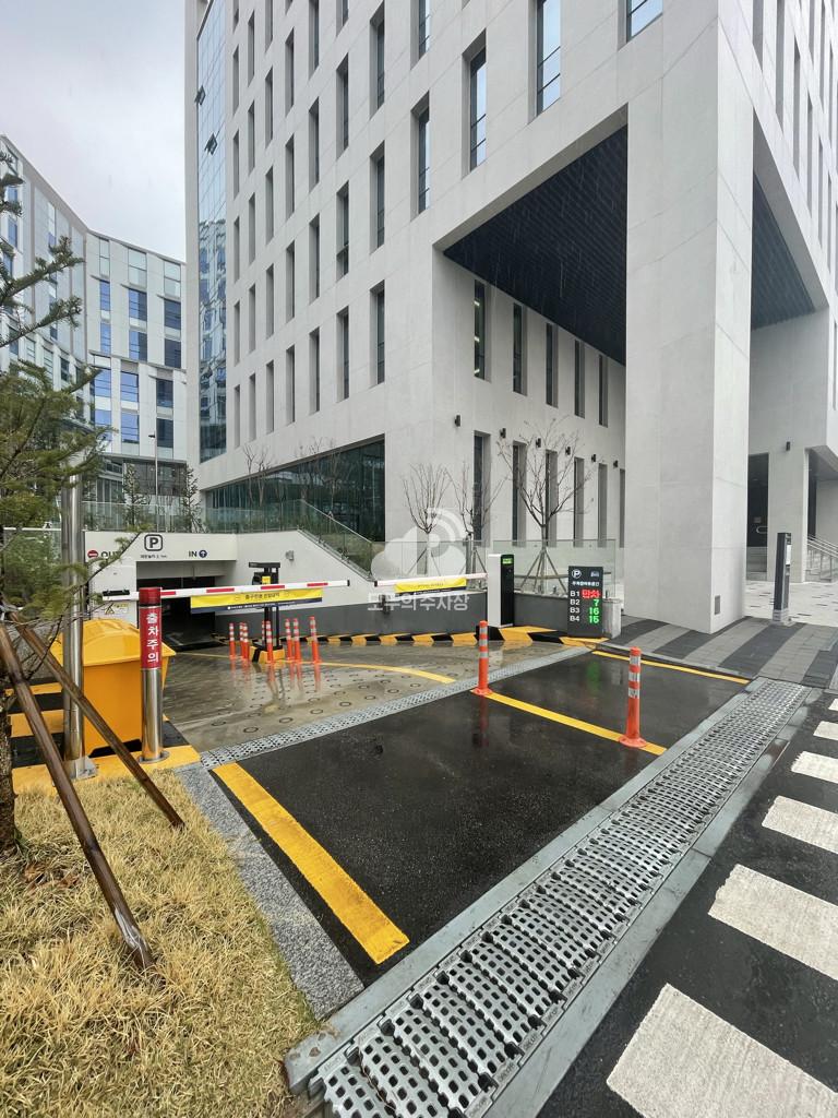 케이엠파크 모다이노칩빌딩 주차장 이미지 2