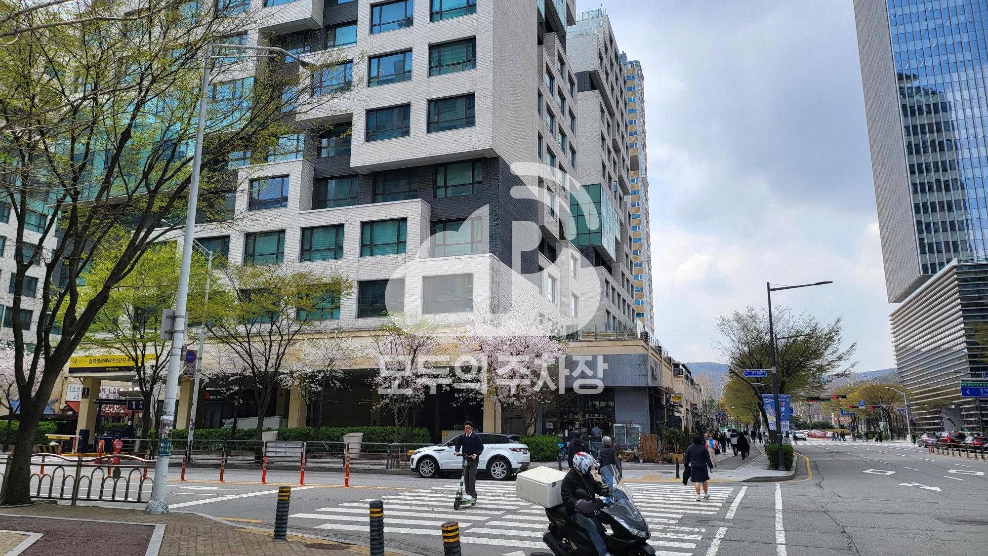 케이엠파크 정자엠코헤리츠1단지 주차장 이미지 1