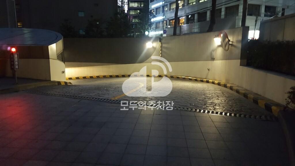 페럼타워 주차장 이미지 2