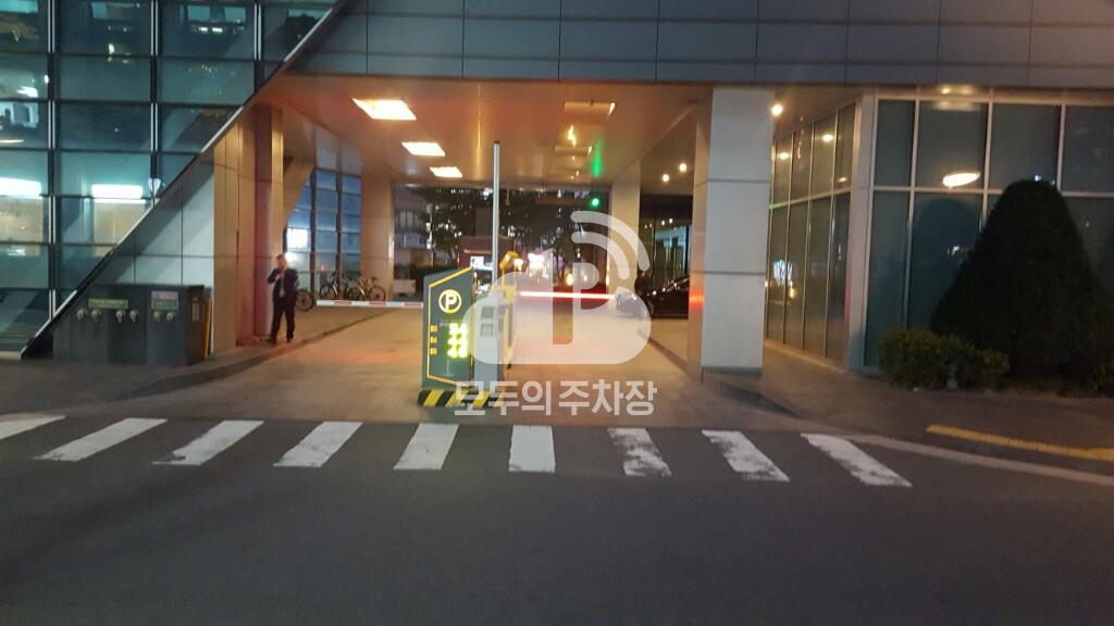 페럼타워 주차장 이미지 1
