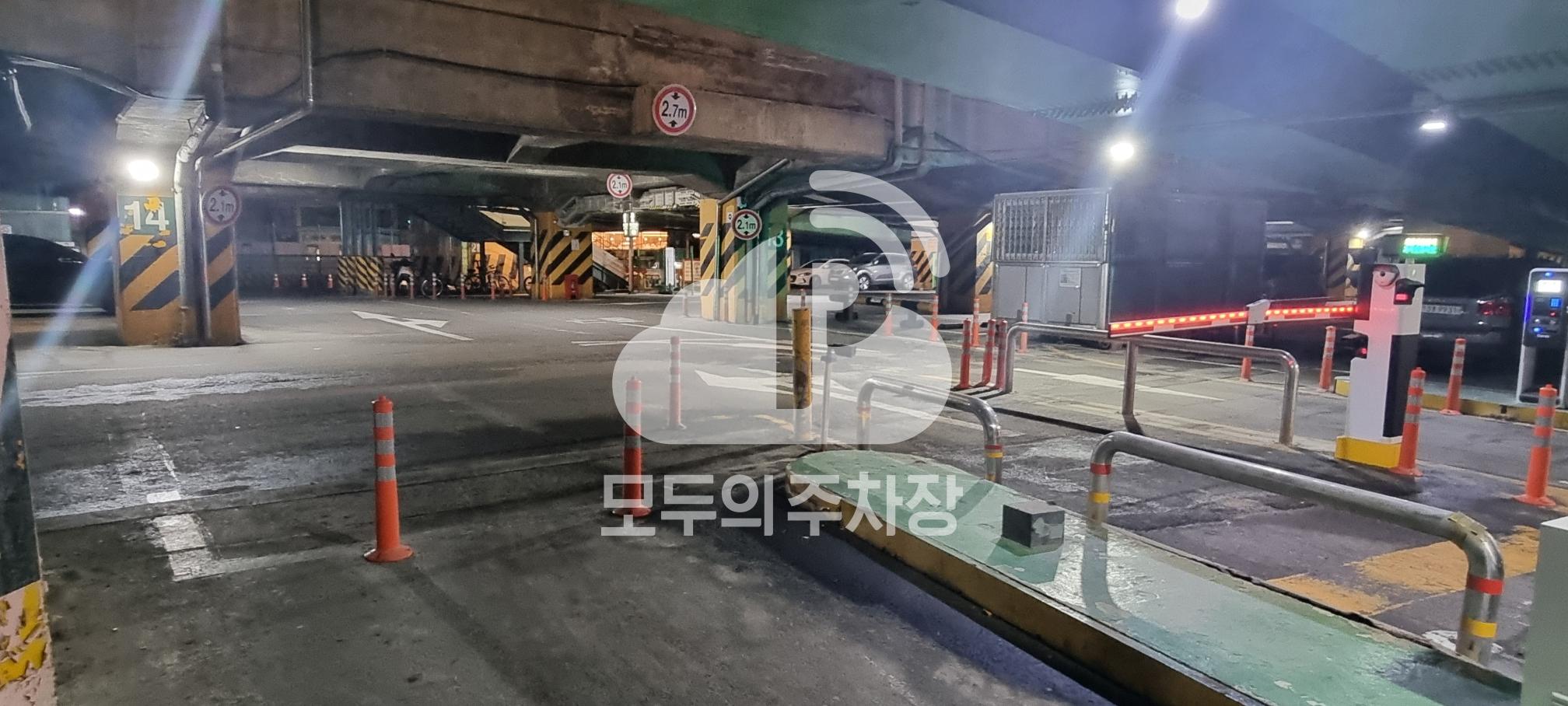 구로디지털단지역 환승 공영 주차장 이미지 1