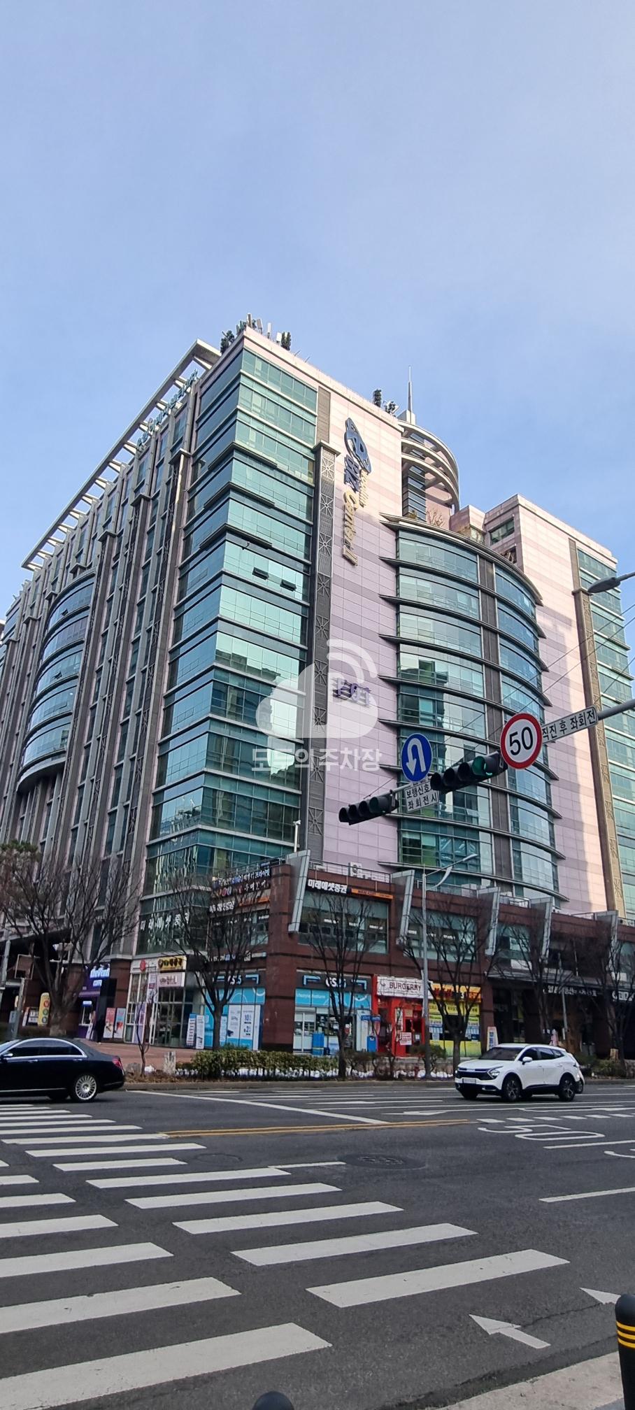 우림 E-Biz 센터 2차 주차장 이미지 1