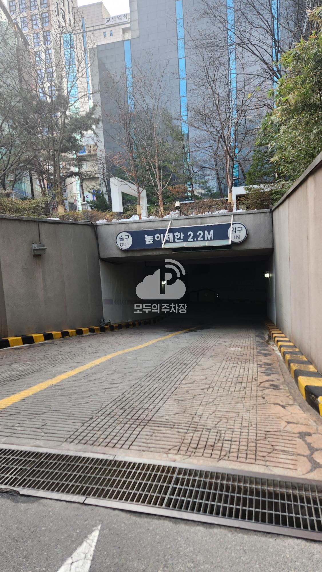 랜드마크타워 주차장 이미지 3