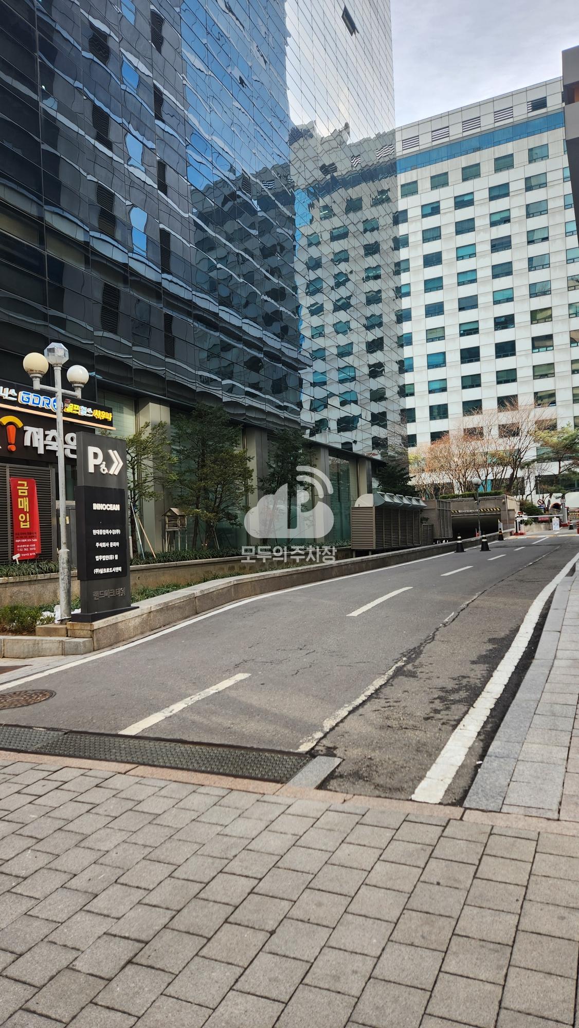랜드마크타워 주차장 이미지 1