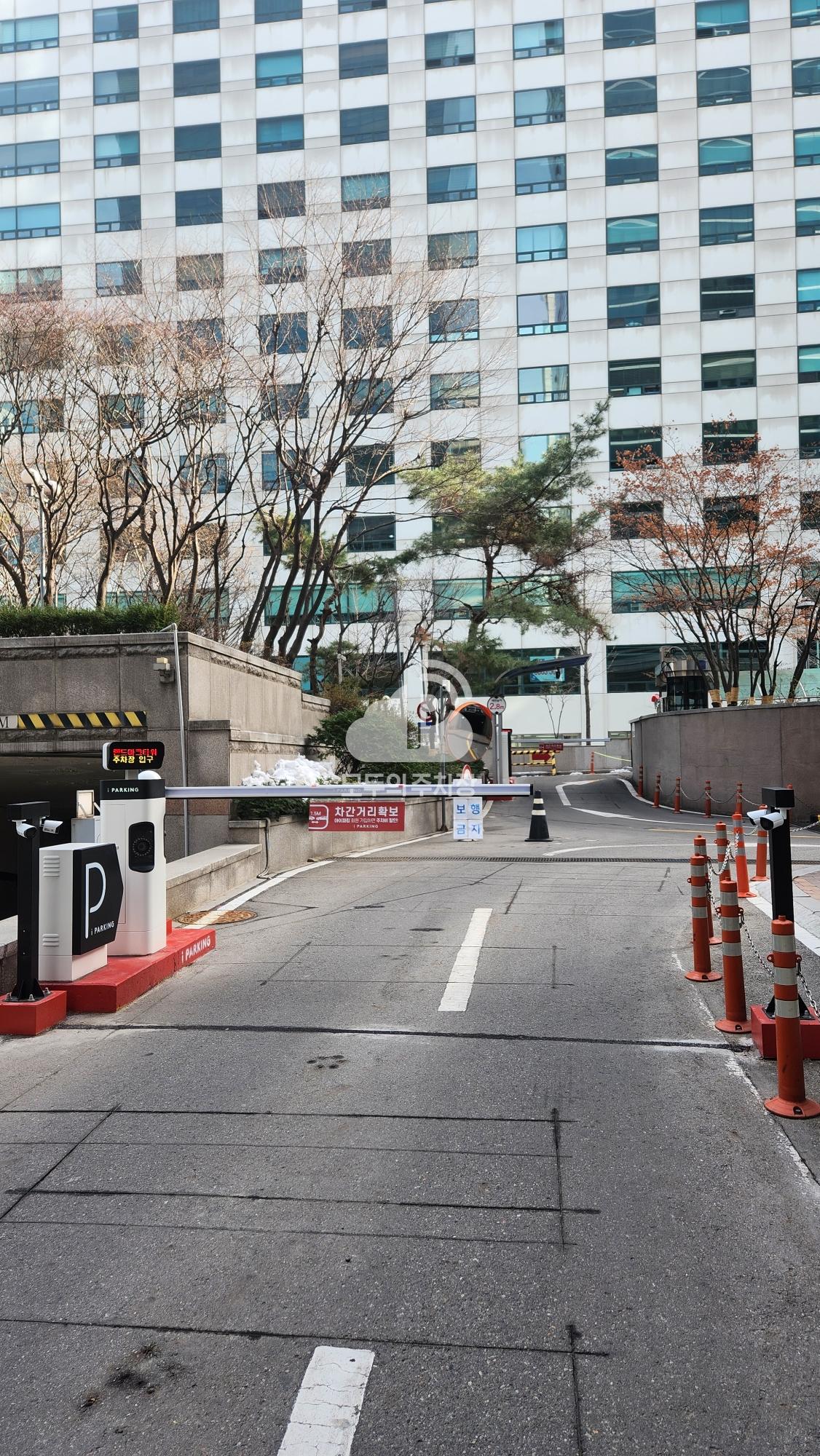 랜드마크타워 주차장 이미지 2
