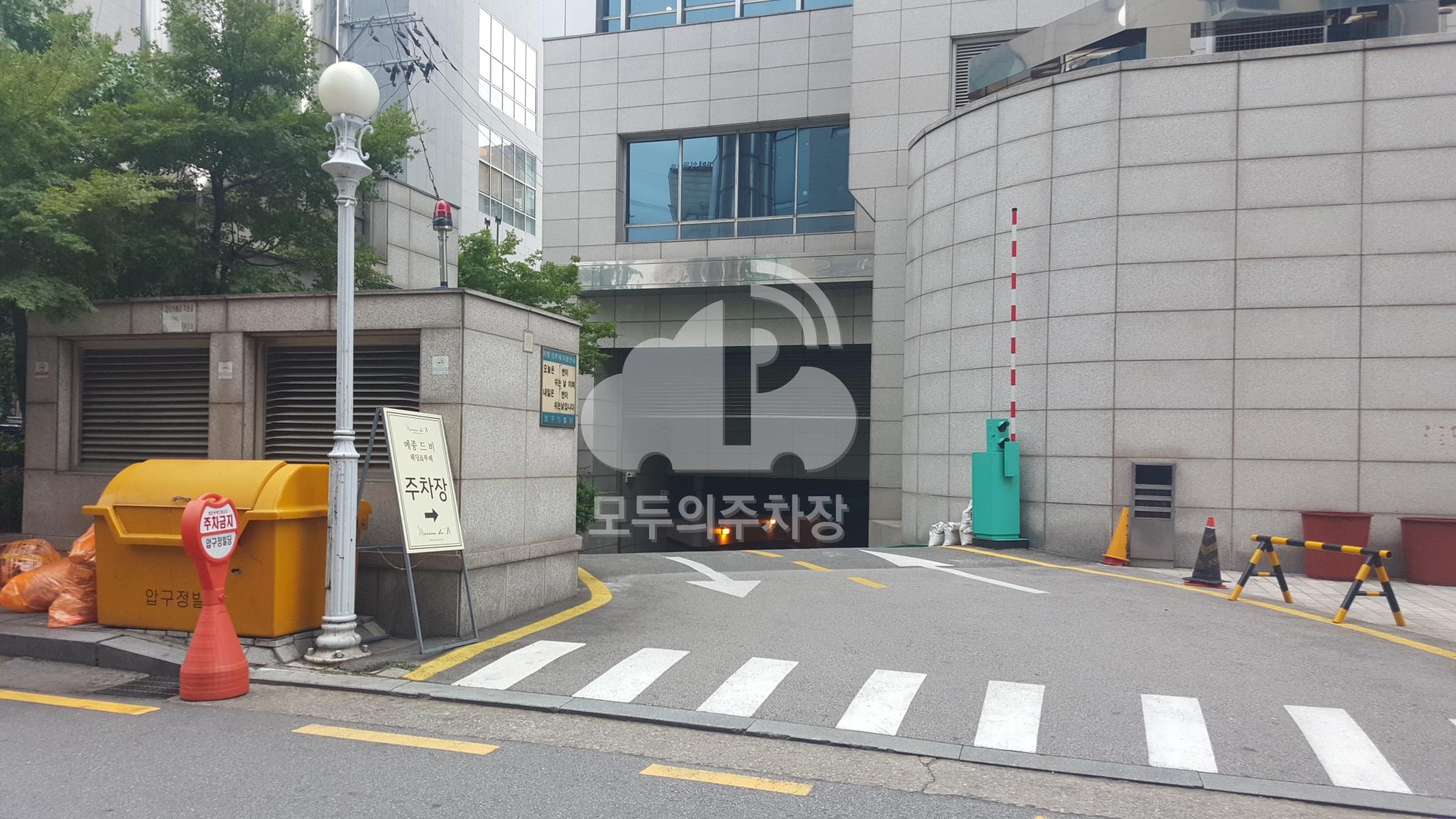 압구정빌딩 주차장 이미지 1