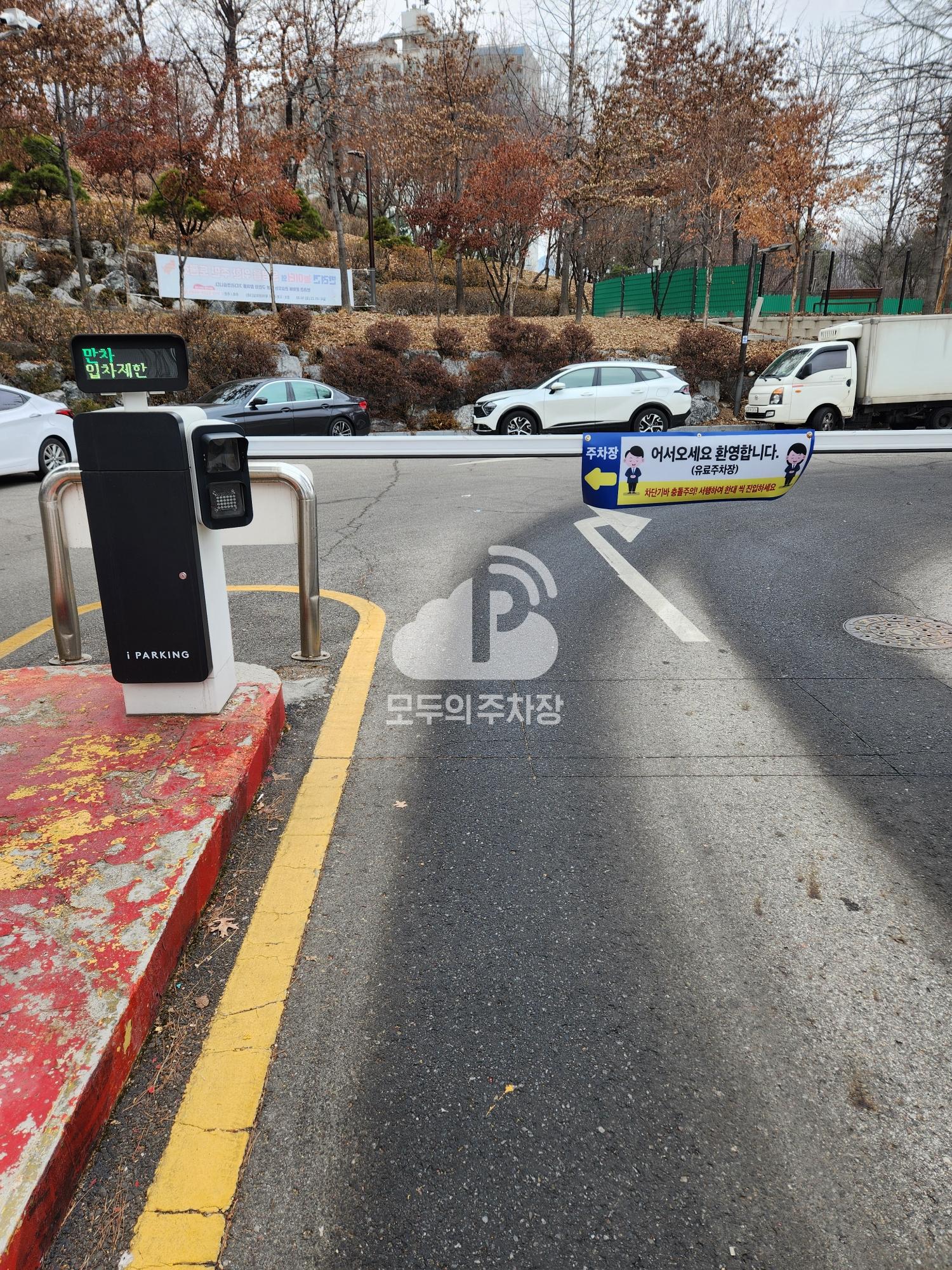 초안산근린공원 공영 주차장 이미지 2