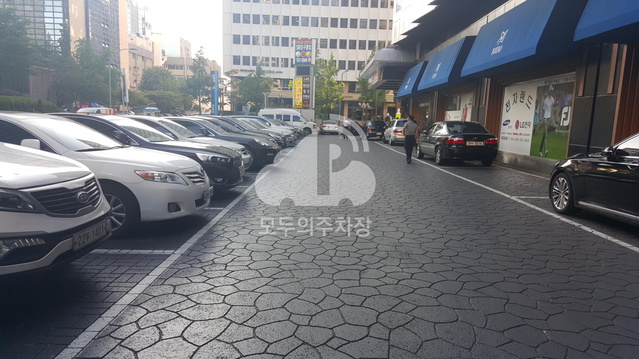 여의도백화점 주차장 이미지 1