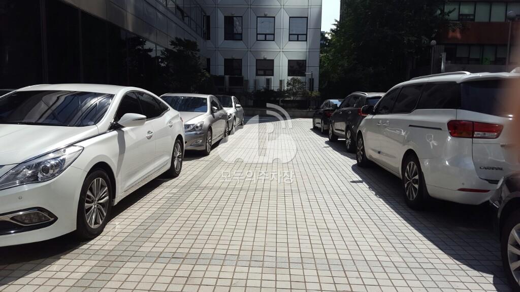 율촌빌딩 주차장 이미지 3