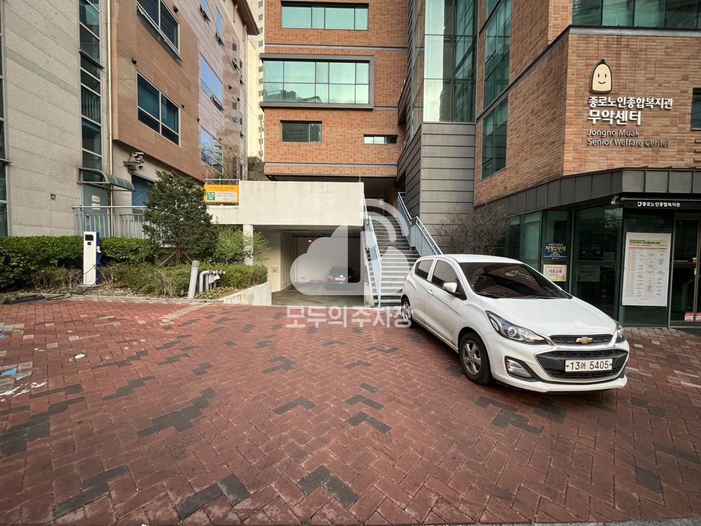 종로노인종합복지관 무악센터 주차장 이미지 2