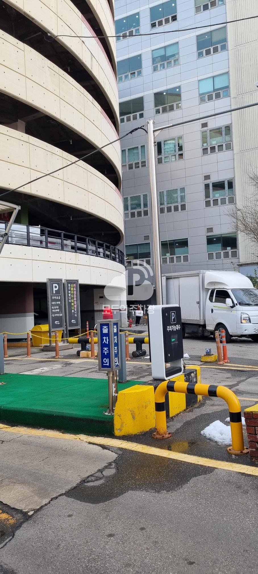 용산주차빌딩 공영 주차장 이미지 2