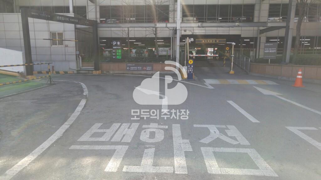 센트럴시티 타워 주차장 이미지 1