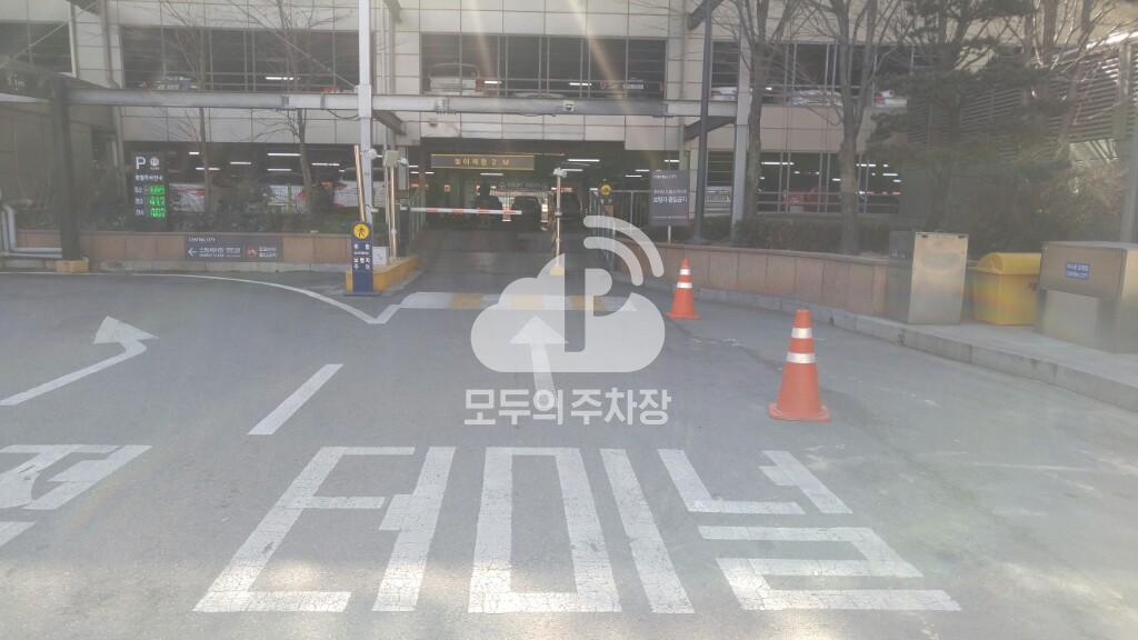 센트럴시티 타워 주차장 이미지 2