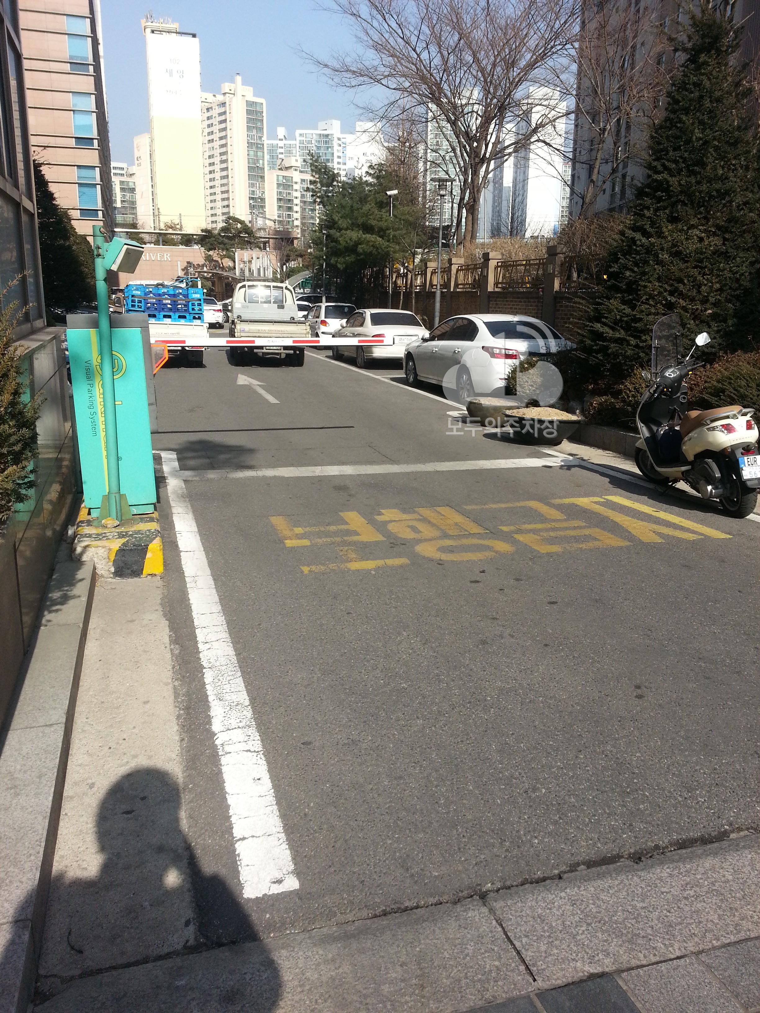 아크로리버 민영 주차장 이미지 3