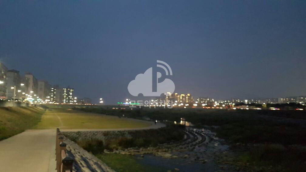 강변 공영 주차장 이미지 1